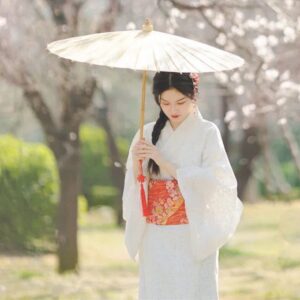Kimono trắng tinh khôi